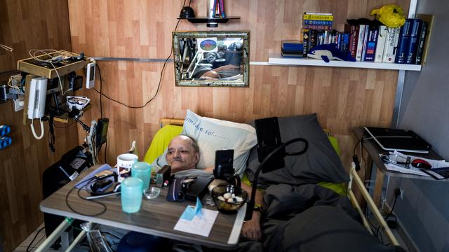 Alain Cocq dans son lit médical le 6 avril 2021 à Dijon. [AFP - Jeff Pachoud]