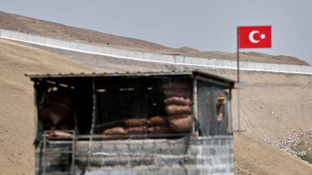 Le mur érigé par la Turquie à Caldiran, dans la province de Van, à la frontière de l'Iran. [Reuters - Murad Sezer]