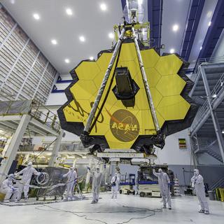 Le personnel technique soulève le miroir du James Webb Space Telescope au Goddard Space Flight Center, Maryland, le 13 avril 2017. [Keystone via AP - Laura Betz/NASA]