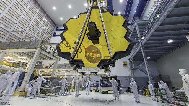 Le personnel technique soulève le miroir du James Webb Space Telescope au Goddard Space Flight Center, Maryland, le 13 avril 2017. [Keystone via AP - Laura Betz/NASA]