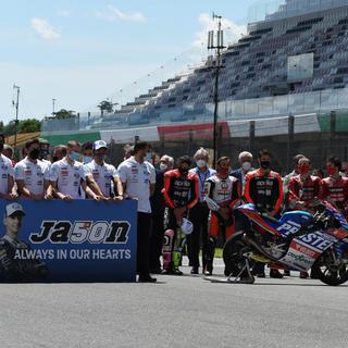 Dimanche 30 mai: les pilotes de MotoGP rendent hommage au Suisse Jason Dupasquier, décédé suite à un accident lors des qualifications de Moto3 au Grand Prix d'Italie. [Keystone/EPA - Claudio Giovannini]