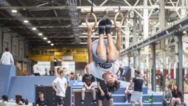 Les jeunes de 10 à 19 ans en Suisse font à nouveau plus de sport. Après des chiffres en baisse entre 2008 et 2014, ils ont accru leur activité physique entre 2014 et 2020. Les différences entre les genres se sont aussi réduites, constate un rapport de l'OFSPO. [KEYSTONE - ENNIO LEANZA]