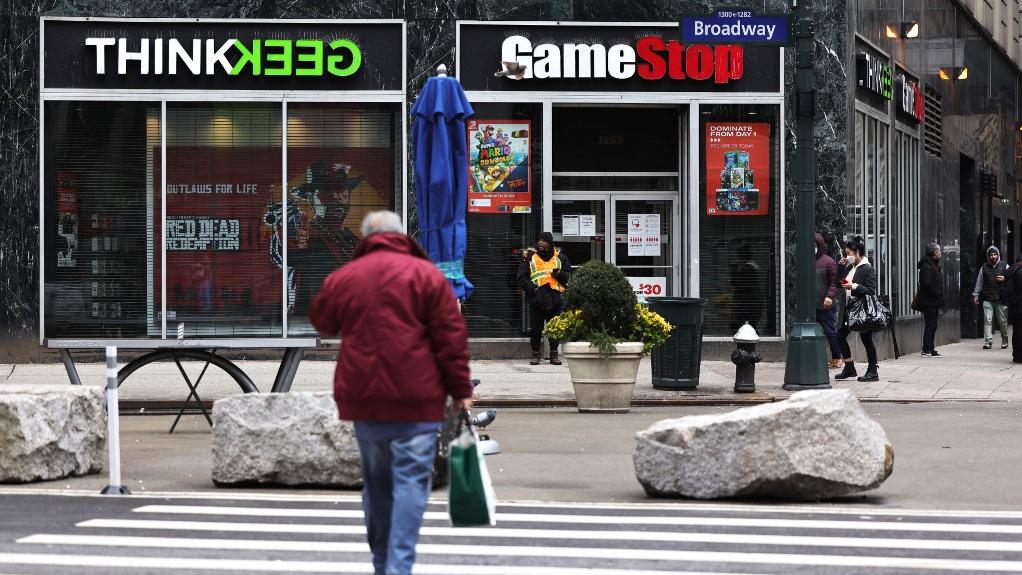 L'action des magasins de jeux vidéo Gamestop a grimpé à un rythme ahurissant. [AFP/Getty - Michael M. Santiago]