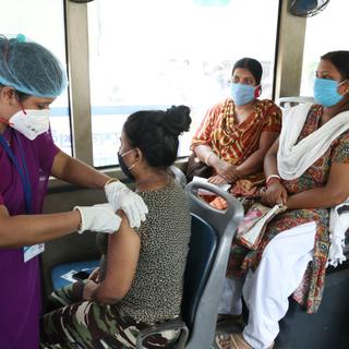 La vaccination dans un bus itinérant en Inde. [afp - Debajyoti Chakraborty/Nurphoto]