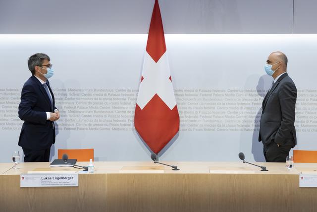 Lukas Engelberger et Alain Berset ont fait le point sur la situation en Suisse. [Keystone - Peter Klaunzer]