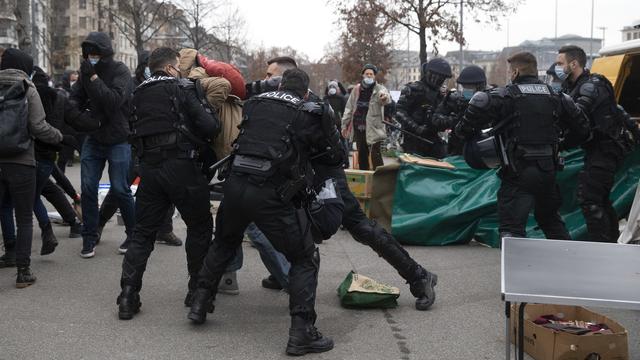Affrontements entre policiers et manifestants à Genève. [Keystone - Salvatore Di Nolfi]