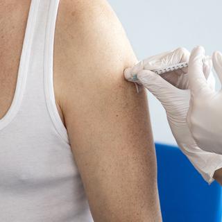Une personne en train d'être vaccinée, à Embrach (ZH), le 21 janvier 2021. [Keystone - Alexandra Wey]