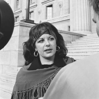 Theresia Rohner sur les marches du Tribunal fédéral peu après la décision de 1990. [Keystone - Jean Guy Python]