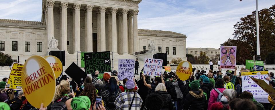 Des activistes pro-avortement manifestent devant la Cour suprême, alors que celle-ci débat de la question. [Keystone - EPA/Samuel Corum]