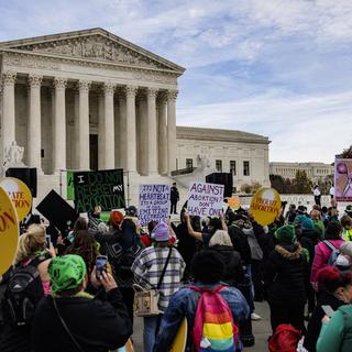 Des activistes pro-avortement manifestent devant la Cour suprême, alors que celle-ci débat de la question. [Keystone - EPA/Samuel Corum]