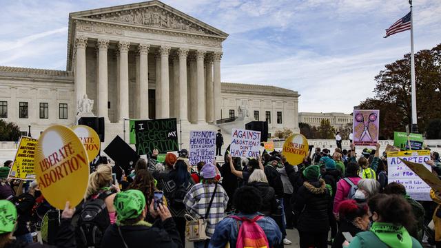 Des activistes pro-avortement manifestent devant la Cour suprême, alors que celle-ci débat de la question. [Keystone - EPA/Samuel Corum]