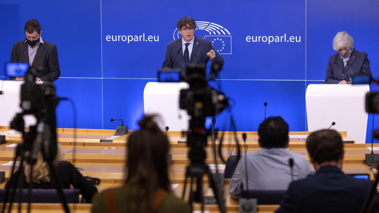 Toni Comin, Carles Puigdemont et Clara Ponsati (de g. à d.) lors d'une conférence de presse à Bruxelles. [Keystone/AP Photo - Olivier Matthys]