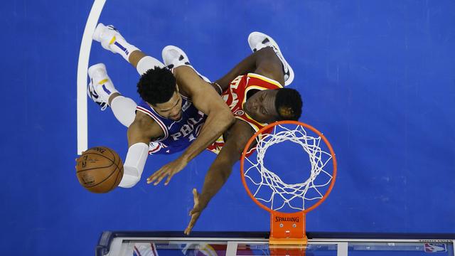 Tobias Harris domine ici le Genevois Clint Capela. [AP - Matt Slocum]