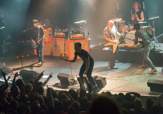 Le groupe de rock Eagles of Death Metal sur scène au Bataclan, quelques minutes avant l'assaut de la salle par quatre terroristes. [Rock&Folk/AFP - Marion Ruszniewski]