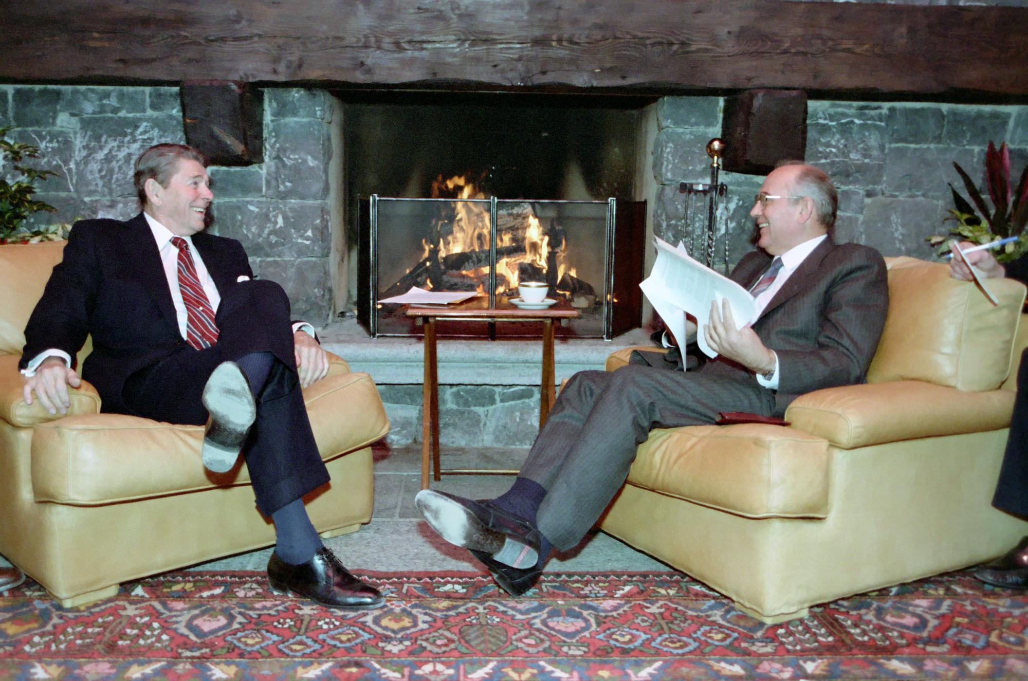 Restée dans les annales de l'Histoire, cette image reflète la détente qui a pu s'instaurer entre les présidents Reagan et Gorbatchev lors de leur rencontre à Genève en 1985. [AFP - Ann Ronan Picture Library]