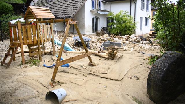 Boue et gravas avaient envahi une partie du village de Cressier (NE) le 22.06.2021. [Keystone - Laurent Gilliéron]