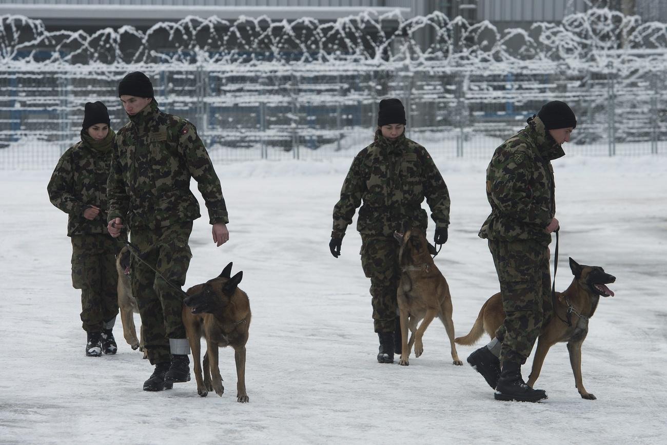 Des soldats patrouillent lors de l'édition 2013 du WEF à Davos. [Keystone - Jean-Christophe Bott]