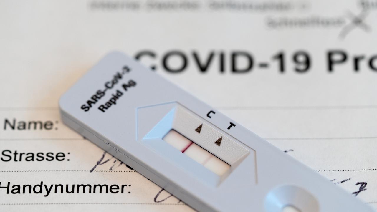 Dans le canton de Vaud, les réinfections au Covid-19 concernent moins de trois personnes sur mille cas, selon des chiffres fournis à la RTS. [KEYSTONE - GAETAN BALLY]