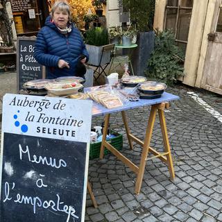 A 67 ans, une aubergiste vend les menus de son bistrot au marché pour garder le contact avec sa clientèle. [RTS - Gaël Klein]