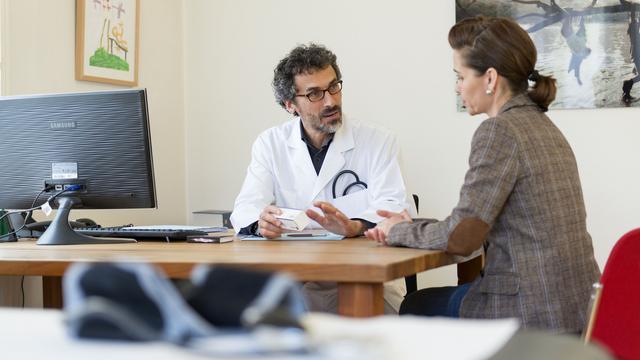 Le dossier électronique doit permettre au patient de garder la main sur sa santé  (photo prétexte). [Keystone - Christian Beutler]