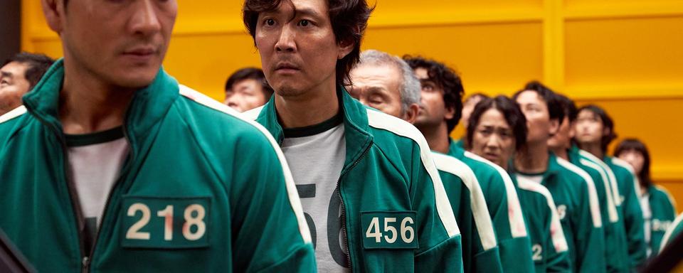 Le déjà célèbre jogging vert et blanc de la série "Squid Game". [Netflix]