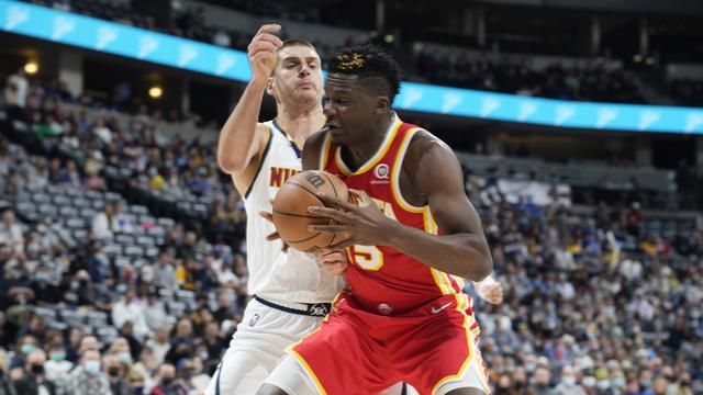 Clint Capela n'a rien pu faire face au MVP Nikola Jokic. [David Zalubowski]