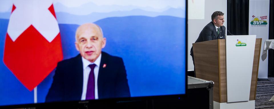 Marco Chiesa, président de l'UDC Suisse, écoute le discours du conseiller fédéral Ueli Maurer, lors de l'Assemblée des délégués du parti le samedi 27 mars 2021. [Keystone - Jean-Christophe Bott]