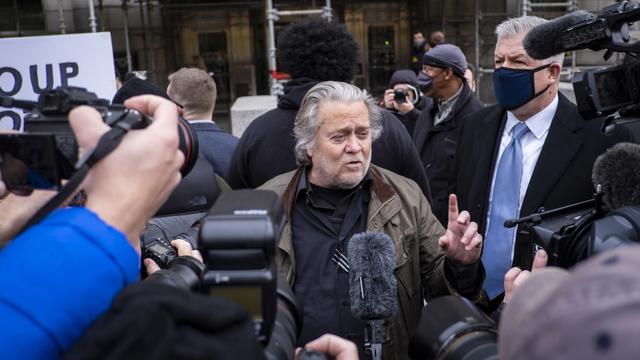 Steve Bannon, proche allié de Donald Trump, s'est rendu à la police lundi matin à Washington. Il a auparavant été inculpé d'"entrave aux prérogatives d'enquête du Congrès" sur l'attaque contre le Capitole, le 6 janvier. [KEYSTONE - PETE MAROVICH]