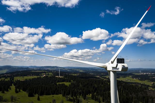 Les éoliennes du Mont-Soleil à Saint-Imier, dans la chaîne du Jura. [Keystone - Valentin Flauraud]