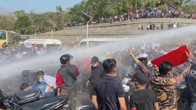 La police a brièvement utilisé un canon à eau contre les manifestants à Naypyitaw. [Reuters]