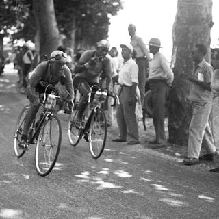 Les cyclistes Abdel-Kader Zaaf et Marcel Molinès, tous les deux de la même équipe "Afrique du Nord", pédalent côte à côte lors de la 13ème étape de la 37ème édition du Tour de France, Perpignan-Nîmes, en juillet 1950. [AFP Photo]