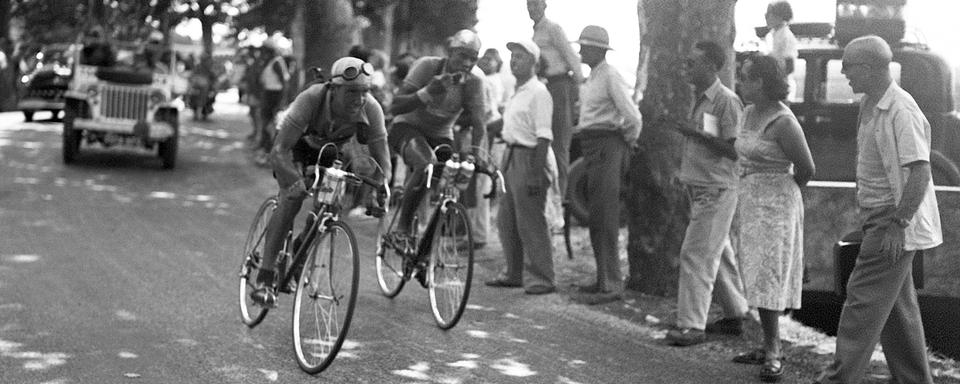 Les cyclistes Abdel-Kader Zaaf et Marcel Molinès, tous les deux de la même équipe "Afrique du Nord", pédalent côte à côte lors de la 13ème étape de la 37ème édition du Tour de France, Perpignan-Nîmes, en juillet 1950. [AFP Photo]