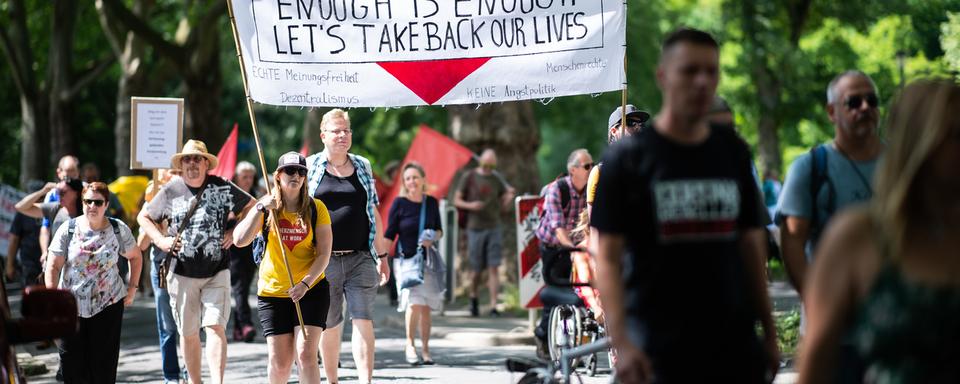 Des membres du mouvement des Querdenker défilent à Bochum, 03.07.2021. [DPA/Keystone - Jonas Güttler]