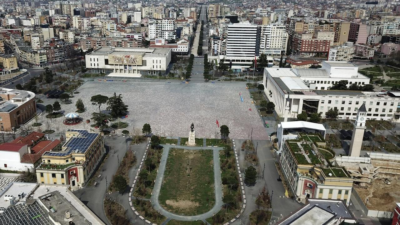 Tirana en Albanie le 22 mars 2020. [AP Photo/Keystone - Hektor Pustina]