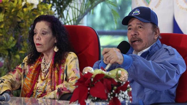 Photo publiée par le bureau de presse de la présidence du Nicaragua, montrant le président et candidat présidentiel Daniel Ortega s'exprimant à côté de son épouse et vice-présidente Rosario Murillo, lors d'un message télévisé concernant les élections générales, le 7 novembre 2021. [Cesar Pérez / Nicaraguan Presidency]