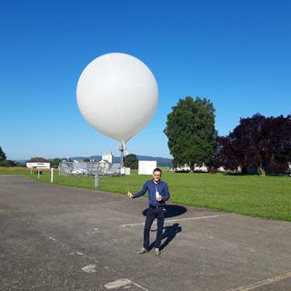 Un lâché de ballon-sonde pour "Le Grand Air" le 2 juillet 2021. [RTS - Bastien von Wyss]