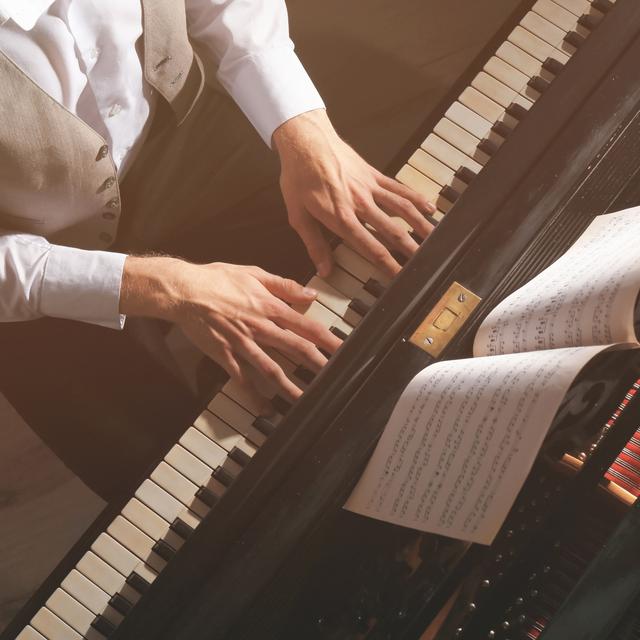 C'est une particularité des études supérieures de musique: on y apprend souvent le piano même quand on suit un cursus dédié à un autre instrument, à la direction d'orchestre ou à la pédagogie. [Depositphotos - belchonock]