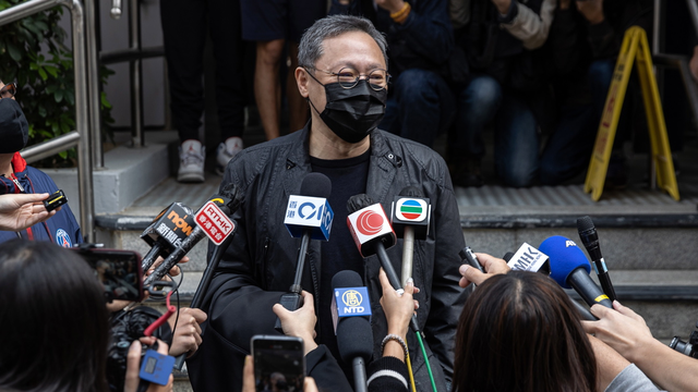 L'universitaire Benny Tai devant la presse après son inculpation, dimanche 28.02.2021. [EPA/Keystone - Jérôme Favre]