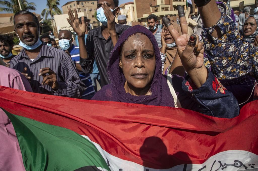 Une manifestation à Khartoum demandant la fin de l'intervention militaire et le transfert du pouvoir aux civils. Soudan, le 13 novembre 2021. [Anadolu Agency via AFP - Mahmoud Hjaj]