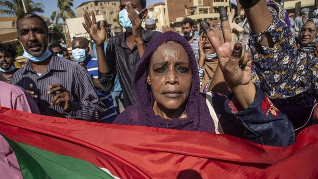 Une manifestation à Khartoum demandant la fin de l'intervention militaire et le transfert du pouvoir aux civils. Soudan, le 13 novembre 2021. [Anadolu Agency via AFP - Mahmoud Hjaj]