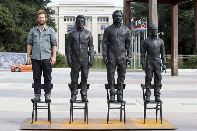 Installée sur le quai des Pâquis, face au Jet d'eau de Genève, la sculpture de Davide Dormino «AnythingToSay?» («quelque chose à dire?»), représentant les lanceurs d'alerte Edward Snowden, Chelsea Manning et justement Julian Assange, sera officiellement inaugurée ce samedi 5 juin. [Keystone - Salvatore Di Nolfi]