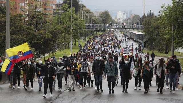 Des manifestants contre les réformes fiscales à Bogota en Colombie le 3 mai 2021. [AP Photo/Keystone - Fernando Vergara]