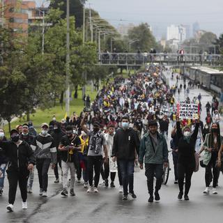 Des manifestants contre les réformes fiscales à Bogota en Colombie le 3 mai 2021. [AP Photo/Keystone - Fernando Vergara]