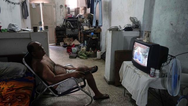 Un vendeur de rue regarde un discours du président cubain, Miguel Diaz-Canel, à la télévision. La Havane, le 12 juillet 2021. [Reuters - Alexandre Meneghini]