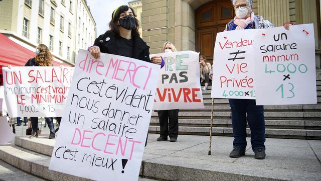 Des vendeuses manifestent à Lausanne lors de la journée internationale des droits des femmes. [Keystone - Laurent Gillieron]