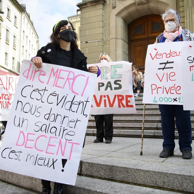 Des vendeuses manifestent à Lausanne lors de la journée internationale des droits des femmes. [Keystone - Laurent Gillieron]