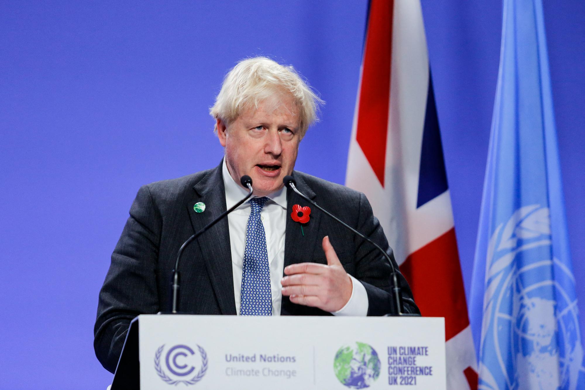 Le Premier ministre britannique Boris Johnson s'exprime devant la presse lors de la journée de clôture de la visite des chefs d'Etats à la COP26. [AFP - Dominika Zarzycka / NurPhoto]