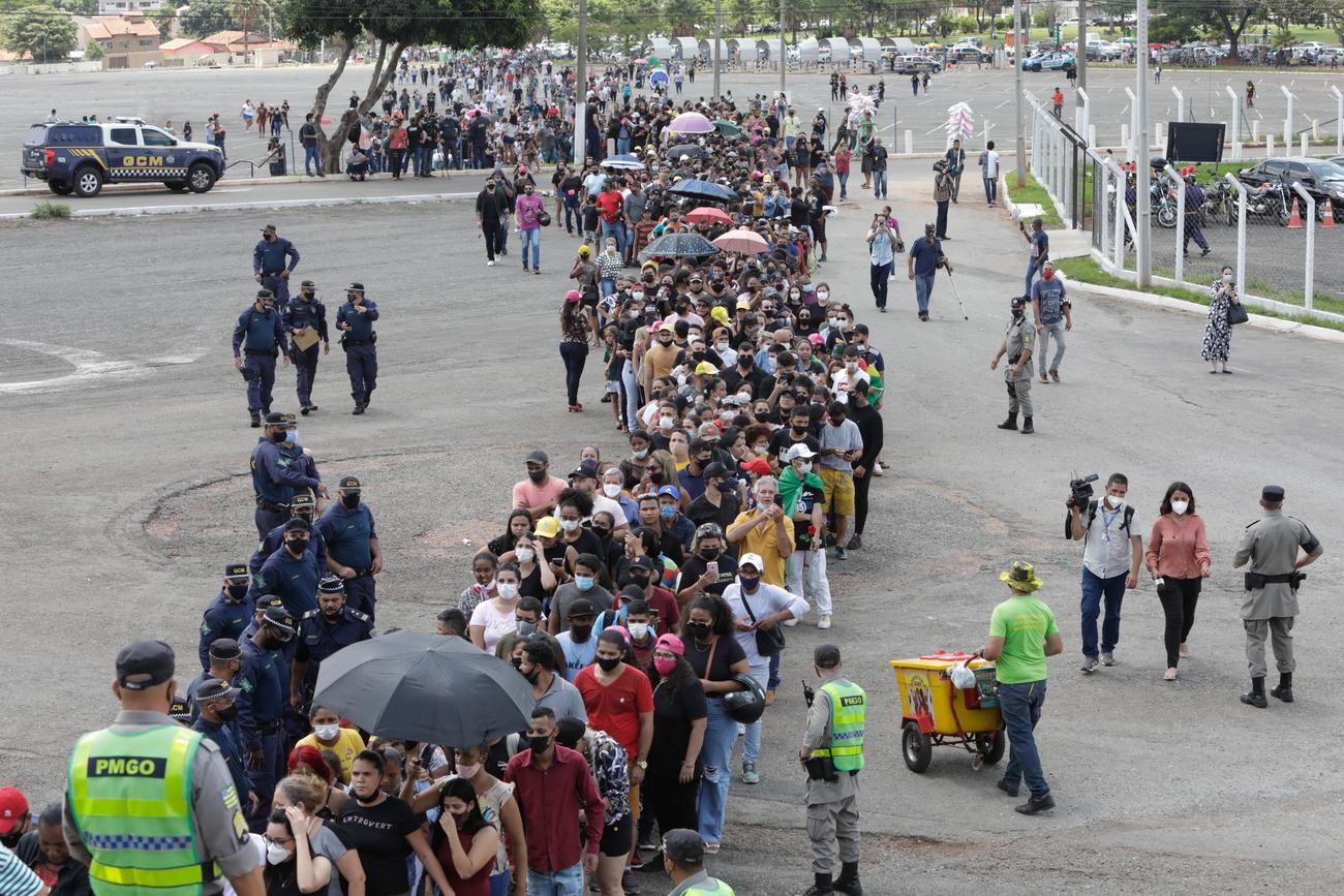 Des milliers de personnes ont afflué à la Goiania Arena pour rendre hommage à Marilia Mendonça. [Keystone - Weimer Carvalho]