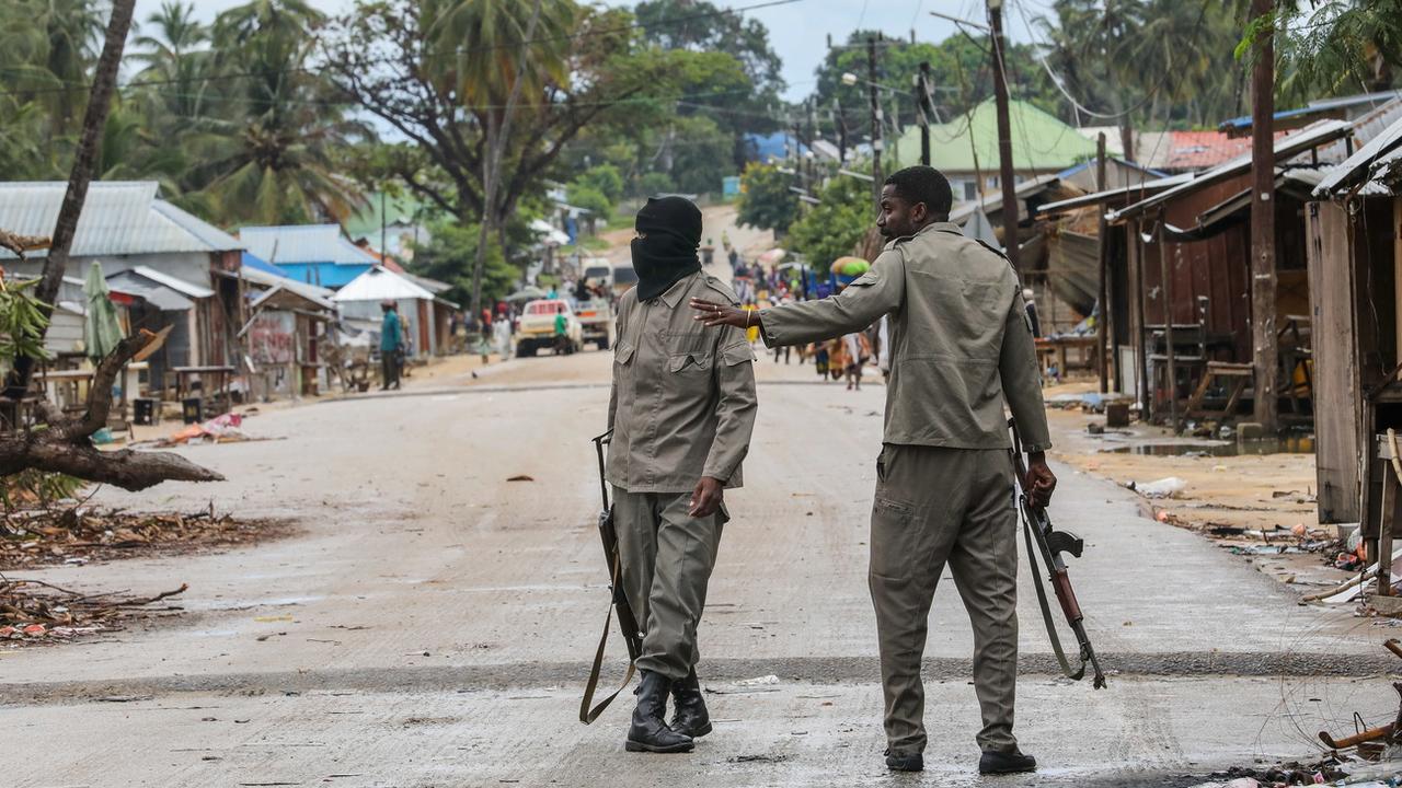 Deux soldats armée patrouillent les rues de Palma, le 12 avril 2021. [KEYSTONE - Joao Relvas / EPA]