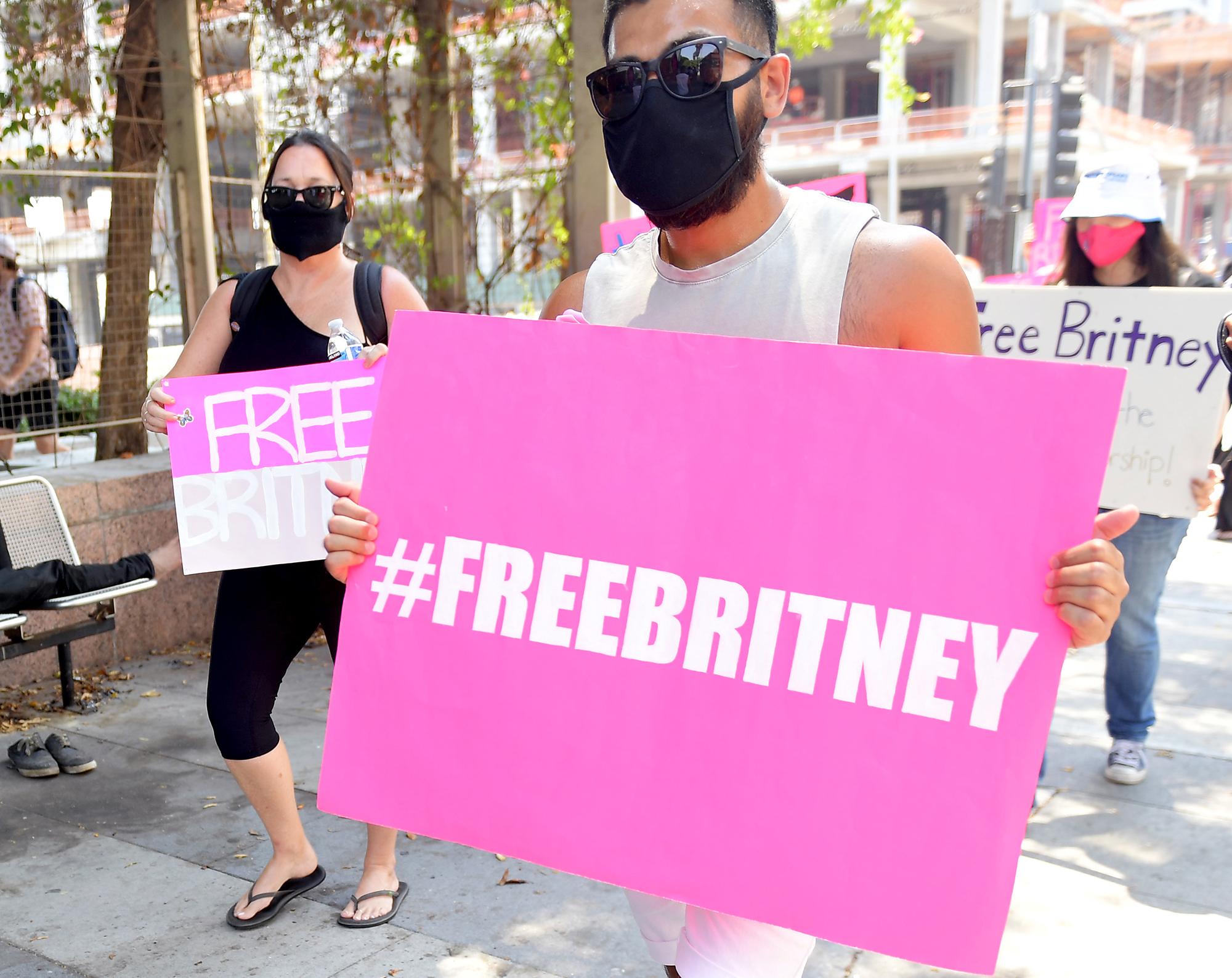 Le 19 août 2020, des membres du mouvement #FreeBritney manifestent devant le tribunal où se tient une audience pour réévaluer la tutelle de Britney Spears. [AFP - Matt Winkelmeyer]